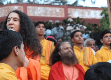 Pujya Swamiji and Sadhviji addressing the devotees at Paramarth Nikethan, Rishikesh