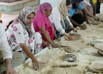Day 7: Gurudwara Bangla Sahib (Sikhism) - One of the country’s most prominent Sikh Temples. Students loved volunteering at the community kitchen making roti for Langar, where free vegetarian meals are provided to 20,000 visitors a day!